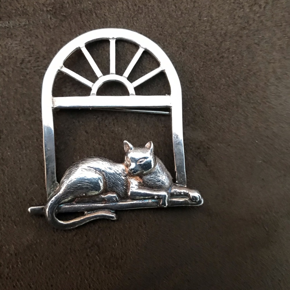 Lovely vintage silver cat pin❤️